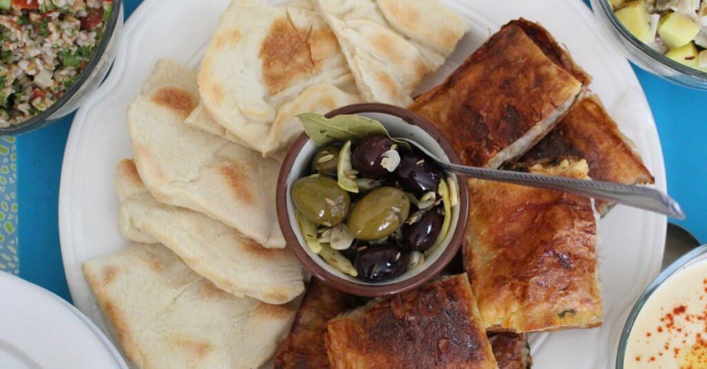 Mezzeh mit Oliven, Hummus und Tabouleh