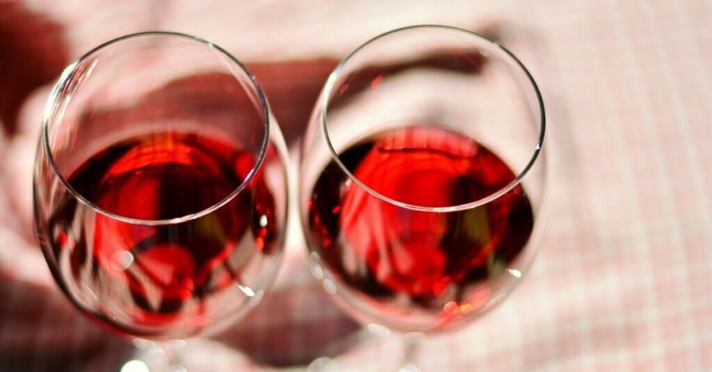 Zwei Weingläser mit Rotwein
