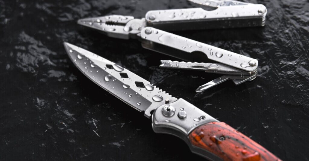 Verschiedene Messer auf einer schwarzen Unterlage
